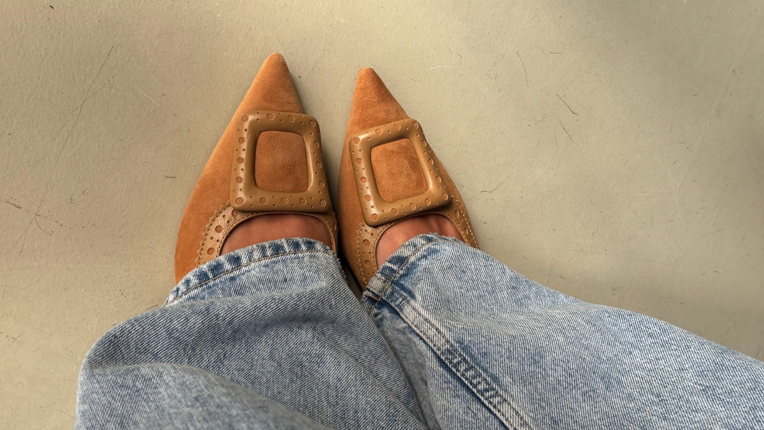 Kitten Heels & Slingbacks: Feminine Styles in sanften Farben