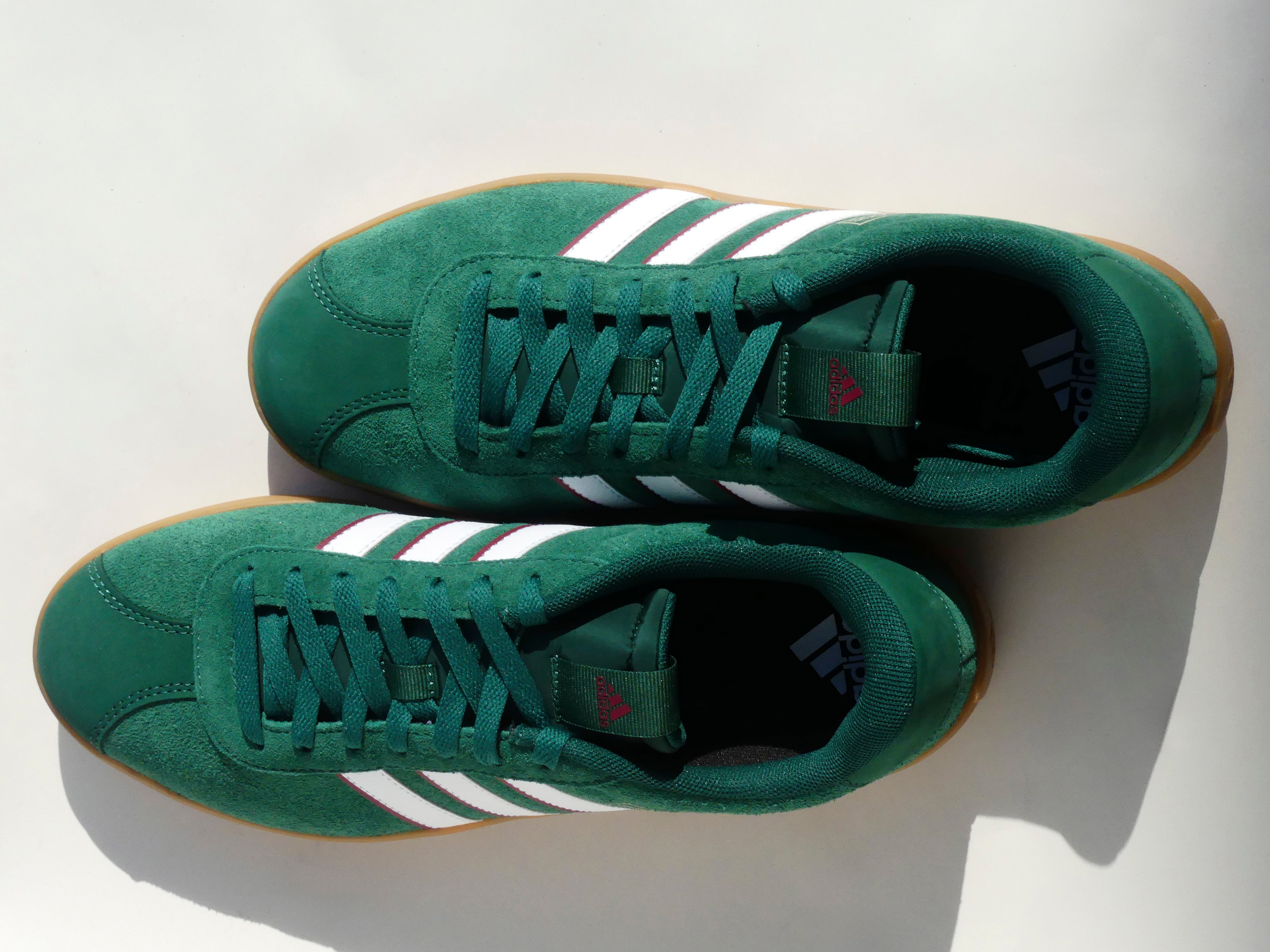 grüne Adidas Sneaker mit weißen Streifen