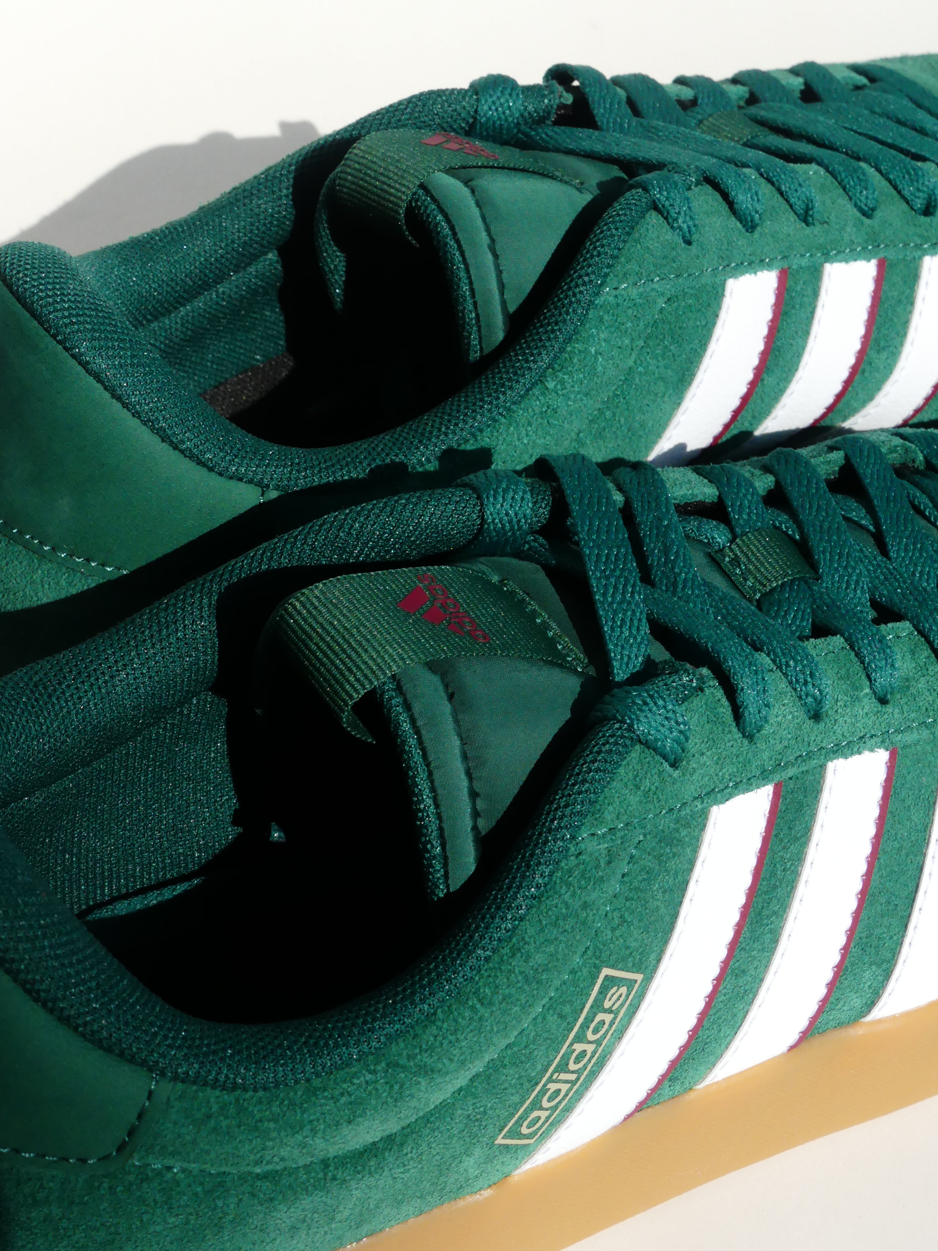 Adidas Sneaker grün weiße Streifen